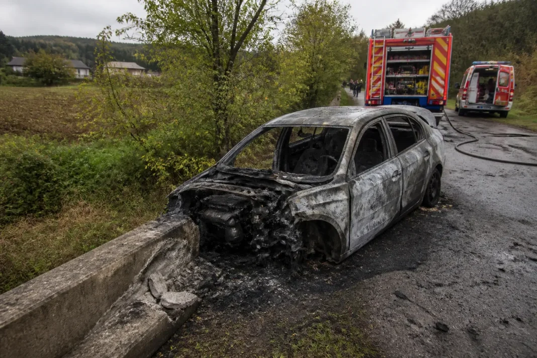 Doi minori au murit carbonizați după ce mașina lor a luat foc în Suceava
