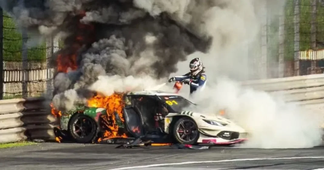 Ollie Millroy, salvat din Ferrari-ul incendiat de rivalul Loek Hartog la Shanghai