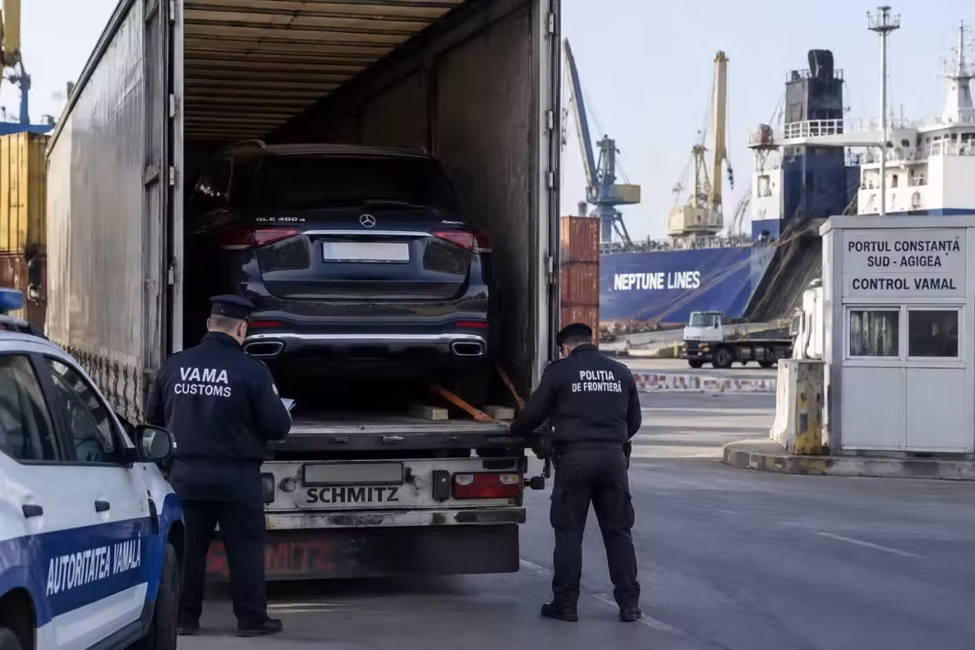 Mașină de lux furată din Suedia, găsită într-o semiremorcă în Portul Constanța